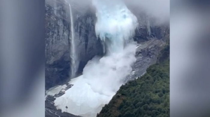 В Чили из-за аномальной жары обрушился гигантский ледник (видео)