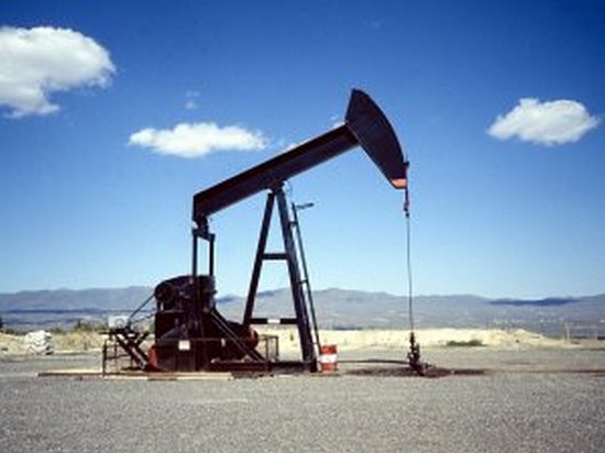 Нефть на мировых рынках продолжает дешеветь на статистике из США