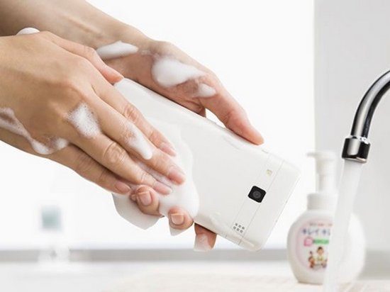 В Японии создали смартфон, который можно помыть