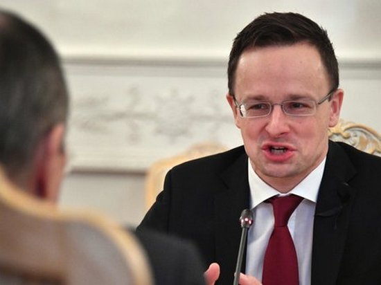 Венгрия захотела отменить российские санкции