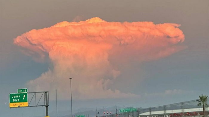 Жители США испугались необычного облака, похожего на ядерный гриб (фото)