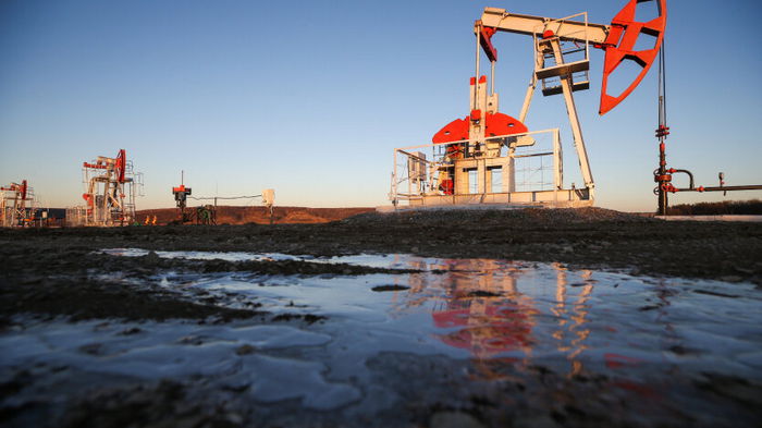 Нефть дорожает на фоне ослабления доллара США