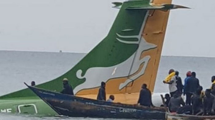 В Танзании упал в озеро пассажирский самолет