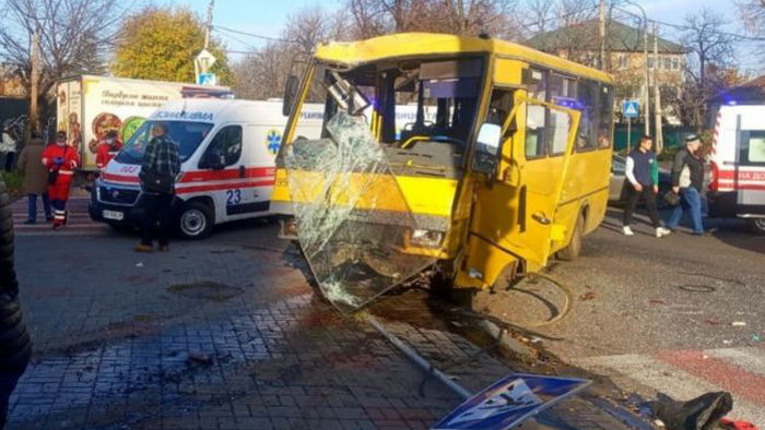 В Черкассах из-за аварии с участием маршрутки пострадали 10 людей, в том числе дети