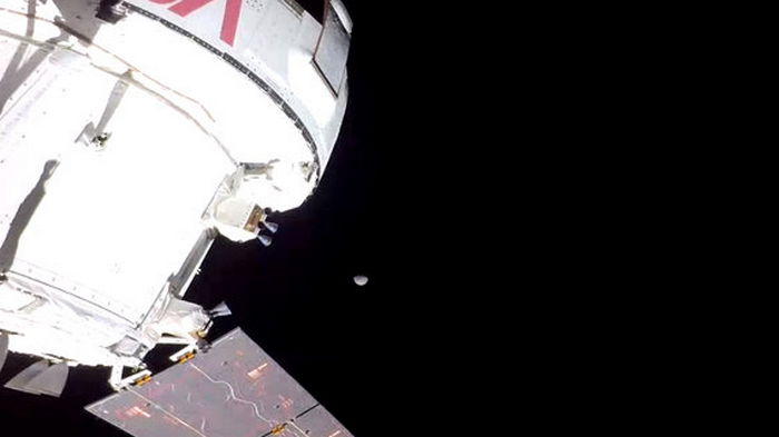 Луна попала в объектив камеры корабля миссии Artemis 1