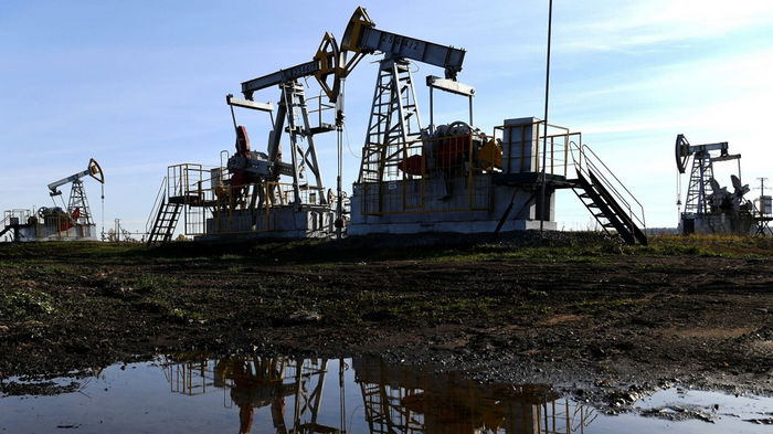 Нефть дорожает на фоне падения доллара