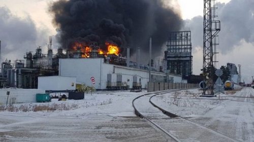 В России горит крупнейший нефтехимический комбинат