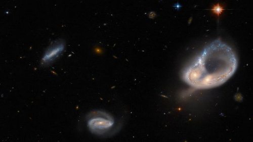 Телескоп Хаббл показал необычное слияние двух галактик (фото)