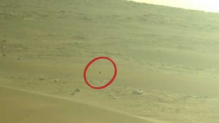 В небе Марса заметили странную черную точку