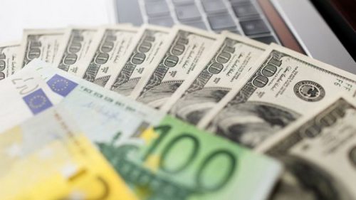Курс доллара в банках снизился, а курс евро – вырос