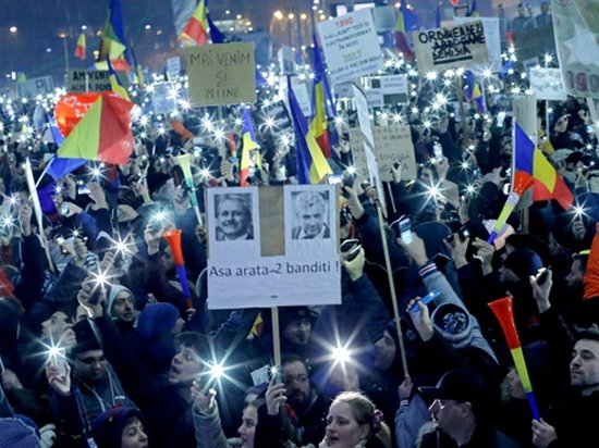 Протестующие в Румынии требуют отставки правительства (видео)
