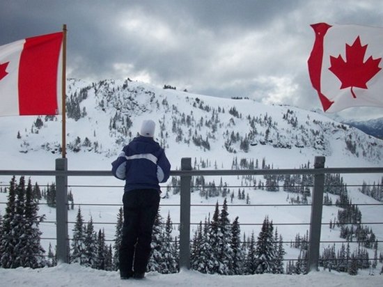 Пешком по снегу в мороз: мигранты из США бегут в Канаду