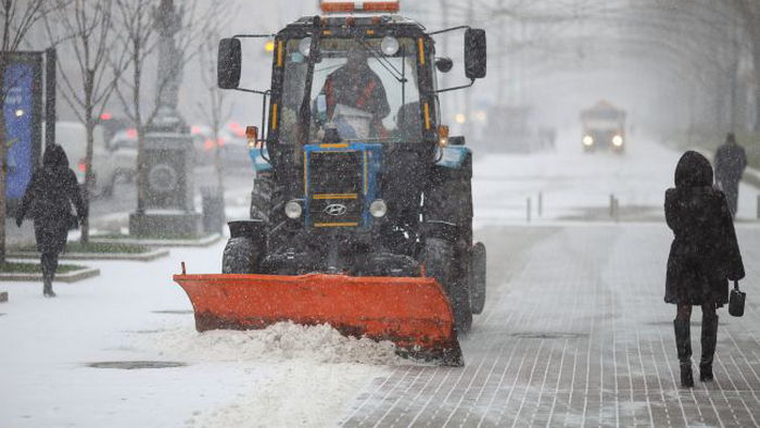 Киев засыпает снегом, водителей просят не выезжать