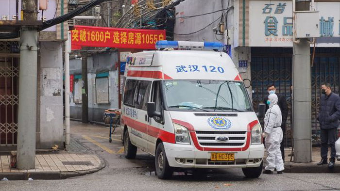 Число случаев COVID-19 в Китае растет, больницы на грани возможностей: что происходит