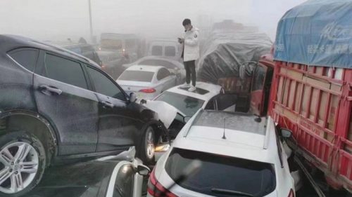 В Китае из-за тумана столкнулись сотни машин