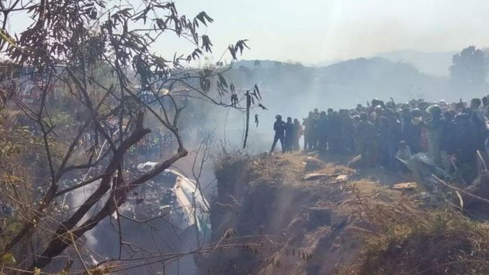 На месте падения самолета в Непале найдены выжившие, — AFP