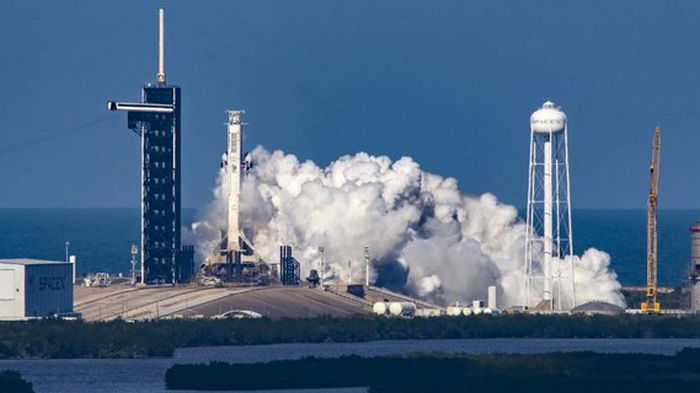 SpaceX запустит мощную ракету Falcon Heavy с секретными военными спутниками