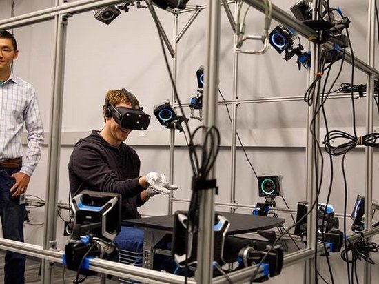 Цукерберг продемонстрировал прототип перчаток виртуальной реальности