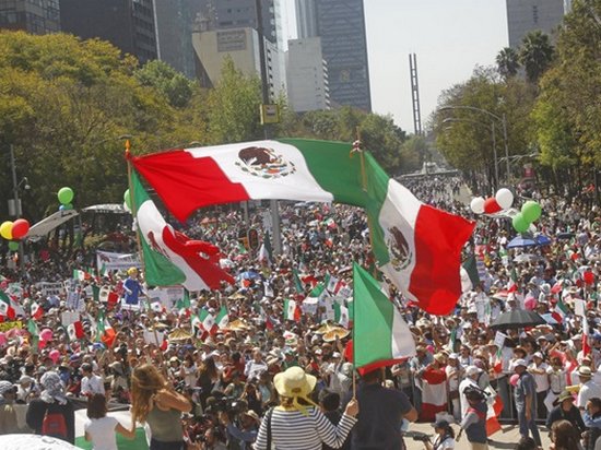 В Мексике десятки тысяч протестуют против Трампа (фото)