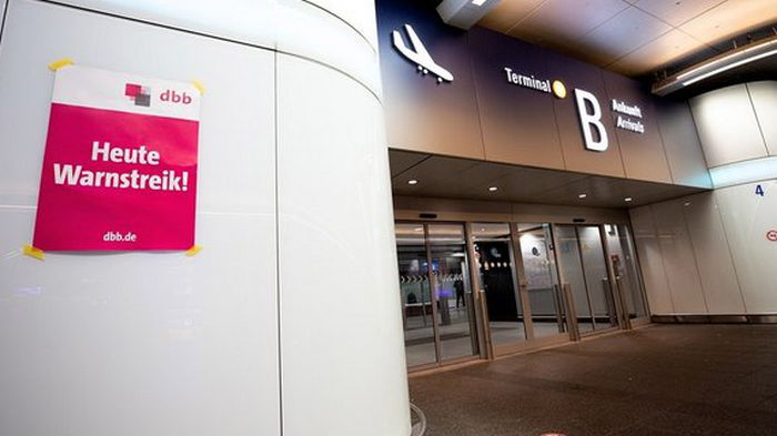 Крупнейшие аэропорты Германии остановились из-за забастовки: отменены сотни рейсов