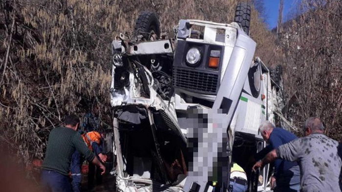 В Армении автобус с детьми и учителями упал в реку: есть жертва