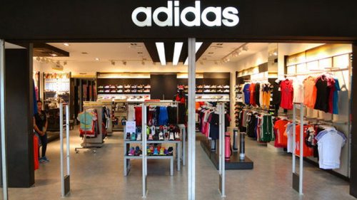 Adidas анонсировал первый годовой убыток за 31 год. Сказался скандал с Канье Уэстом