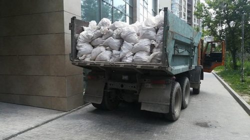 Вывоз строительного мусора с помощью грузчиков