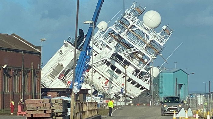 В порту Эдинбурга судно завалилось на бок (фото)