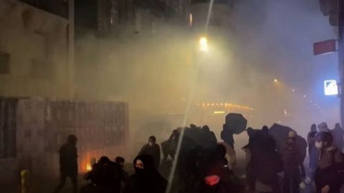 В Париже протесты против пенсионной реформы привели к столкновениям с полицией
