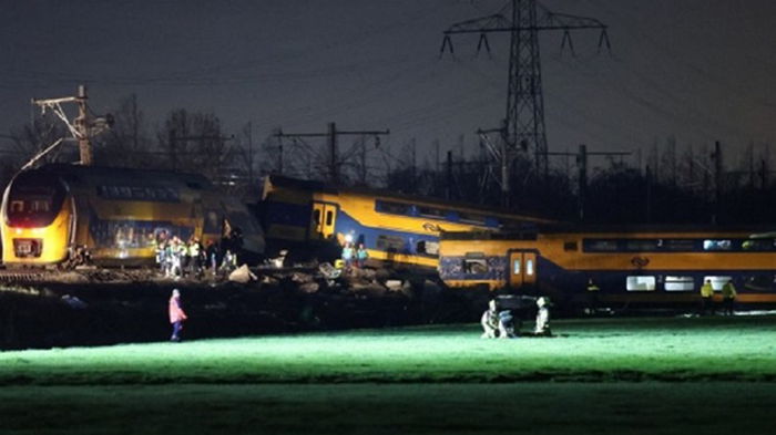 В Нидерландах сошел с рельсов пассажирский поезд, пострадали 30 людей (фото)