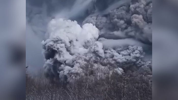 В РФ произошло мощное извержение вулкана (видео)