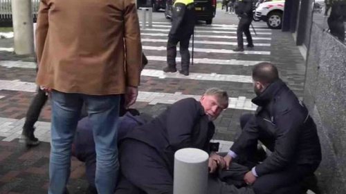 В Нидерландах охранники Макрона скрутили двух мужчин (видео)