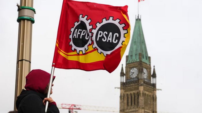 В Канаде сотни тысяч госслужащих вышли на забастовку