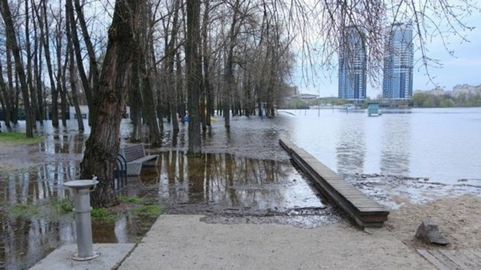 Уровень воды в Киеве пошел на убыль