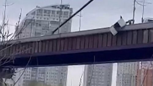 В Киеве водитель сбросил железный гараж в Днепр