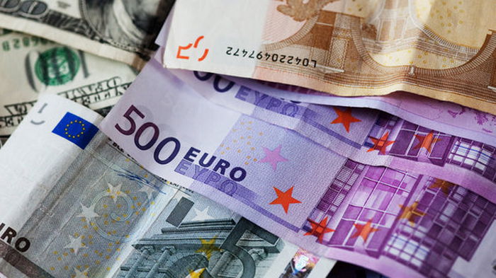 Доллар дешевеет, а евро дорожает. Курсы валют в банках