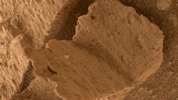 Марсоход Curiosity нашел на Марсе высеченную водой скалу в виде книги