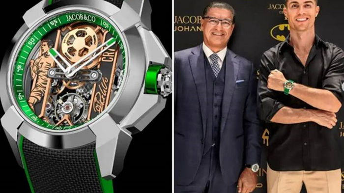 Роналду получил в подарок драгоценные часы с собственным изображением
