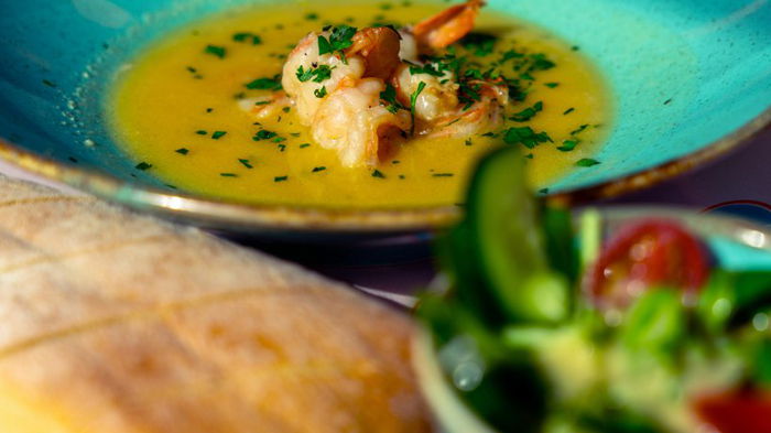 Такого вы точно не пробовали: рецепт супа «Биск» из панцирей креветок