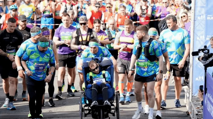 До слез: спортсмен финишировал в марафоне со смертельно больным другом на руках