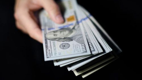 Украинцы начали забирать в банках валюту, купленную для размещения на депозит