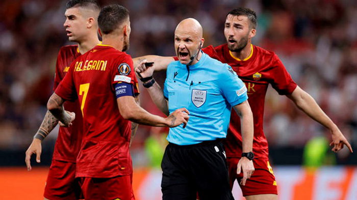 Фанаты Ромы напали на судью финала Лиги Европы