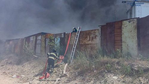 В Киеве загорелось сразу 12 гаражей (фото)