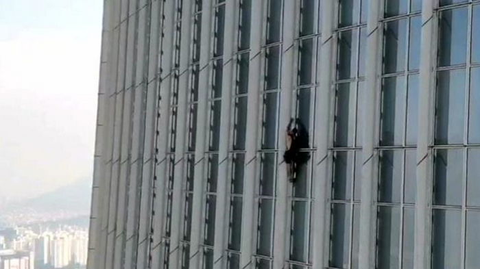 В Сеуле мужчина без снаряжения залез на 72 этаж