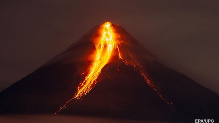 Вулкан на Филиппинах извергает лаву (фото)