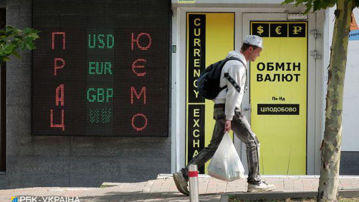 Украинские банки и обменники обязали принимать незначительно поврежденные купюры
