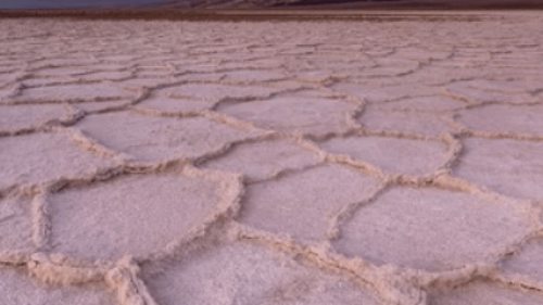 Пустынные соты. Как циркуляция соленой воды создает шестиугольные узоры, — рассказывают ученые