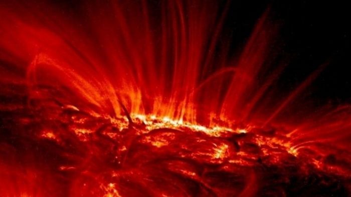 Почему внешняя атмосфера Солнца такая горячая: ученые приблизились к ответу