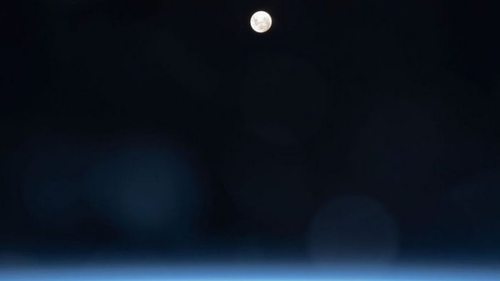Полная Луна. Астронавт с борта МКС сделал потрясающий снимок «суперлуния» (фото)