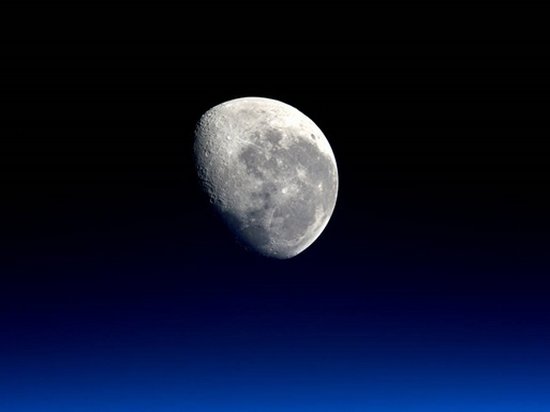 Компания SpaceХ отправит в полет вокруг Луны двух туристов